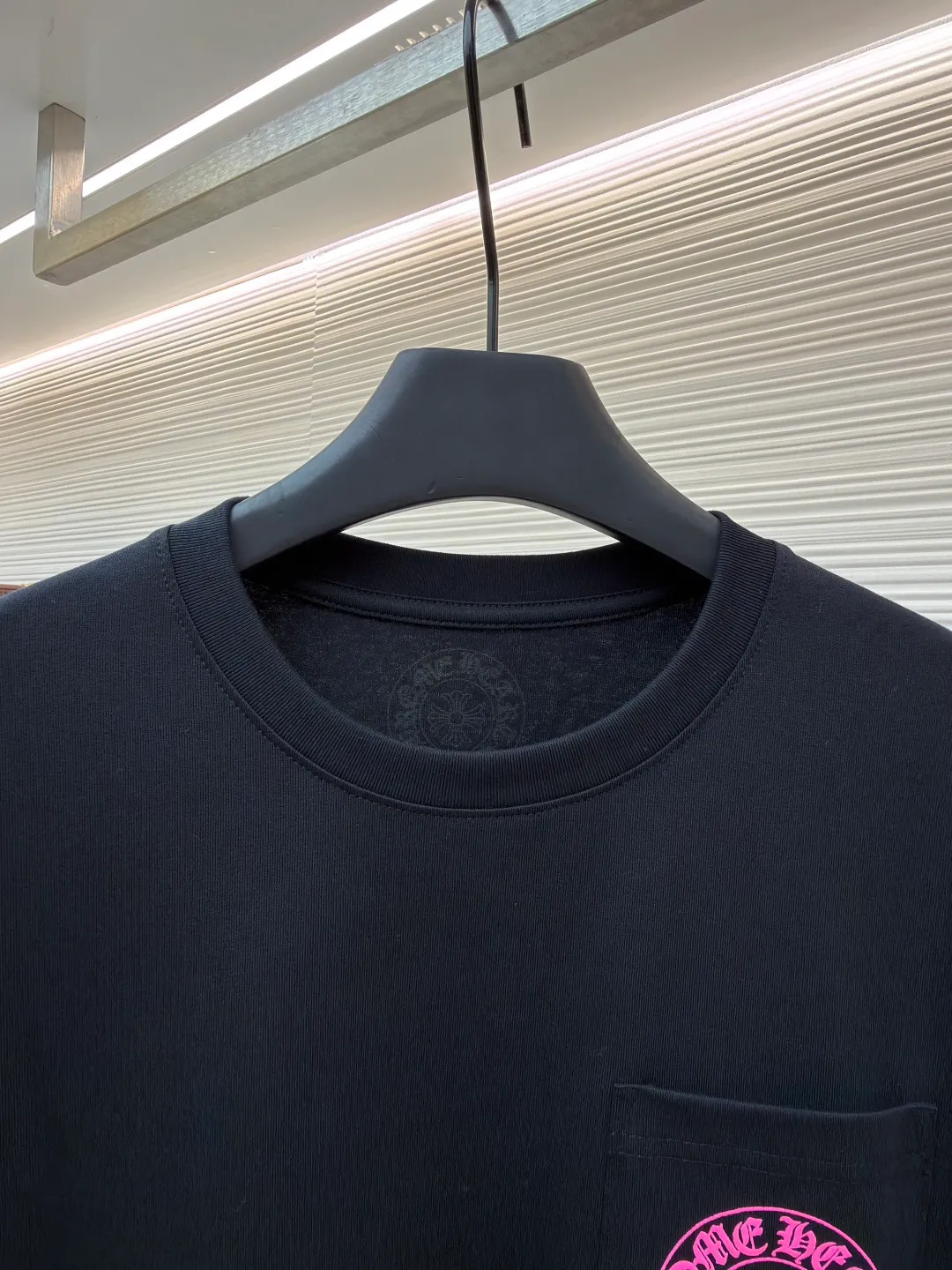 Chrome Hearts horseshoe pink T-shirt ●Item number: 1682508-X85 ●Fabric: cotton fabric ●Technology: hand-printed with ink ●Color: black ●Version: loose fit ●Weight: about 290 grams ●Size: S-M-L ●Description: This Chrome Hearts pocket printed short-sleeves are made of high-count double yarn cotton, with a weight of 320g. The fabric has been pre-washed to achieve a soft and skin-friendly touch. At the same time, it avoids shrinkage and fading problems from the root, and maintains a crisp shape after long-term wear. The body adopts seamless cylinder weaving technology, and there are no seams on the sides, so there is no sense of restraint when worn. The shoulders are classic dropped shoulders, and the loose body shape is suitable for all kinds of body shapes. The rose-red totem print on the left breast pocket is made of imported environmentally friendly slurry and produced through a high-precision screen printing process. The printing has clear layers and saturated colors, and it is not easy to crack or fall off after repeated washing. The neckline adopts a double-needle reinforced hemming design and is paired with a customized threaded collar, which is durable and not easily deformed. The overall wiring follows luxury craftsmanship standards, and the stitching is even and fine. Every detail demonstrates ingenuity. Customized hardware and accessories are complete with three logos, restoring the classic texture of the brand. The overall wiring is straight and delicate, the fabric is comfortable and soft, and the color is consistent without color difference. It can be matched with the same style to create a fashionable look and control various occasions. Customized accessories, complete with three standards, same style for men and women!